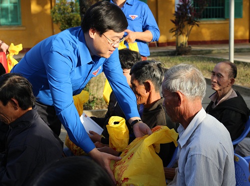  Đồng chí Lê  Quốc Phong – Ủy viên dự khuyết Trung ương Đảng, Bí thư thứ nhất Trung ương Đoàn trao quà cho bà con nhân dân